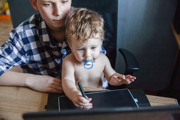 Jak kontrolować dziecko w internecie i czy to naprawdę konieczne?