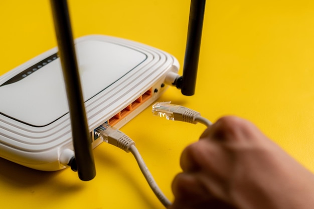 Jak zabezpieczyć router przed atakami hakerów?