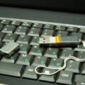 Jak zabezpieczyć pendrive 8gb hasłem i chronić swoje dane?