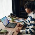 Ile zarabia junior data scientist w pierwszej pracy?