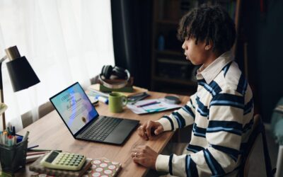 Ile zarabia junior data scientist w pierwszej pracy?